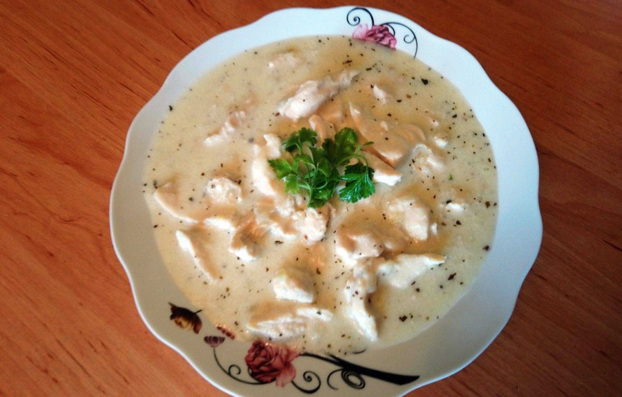 Белый соус с грибами и курицей со сметаной