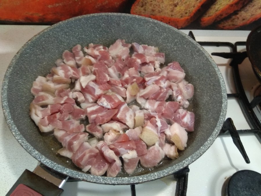 Свиная грудинка в пиве на сковороде