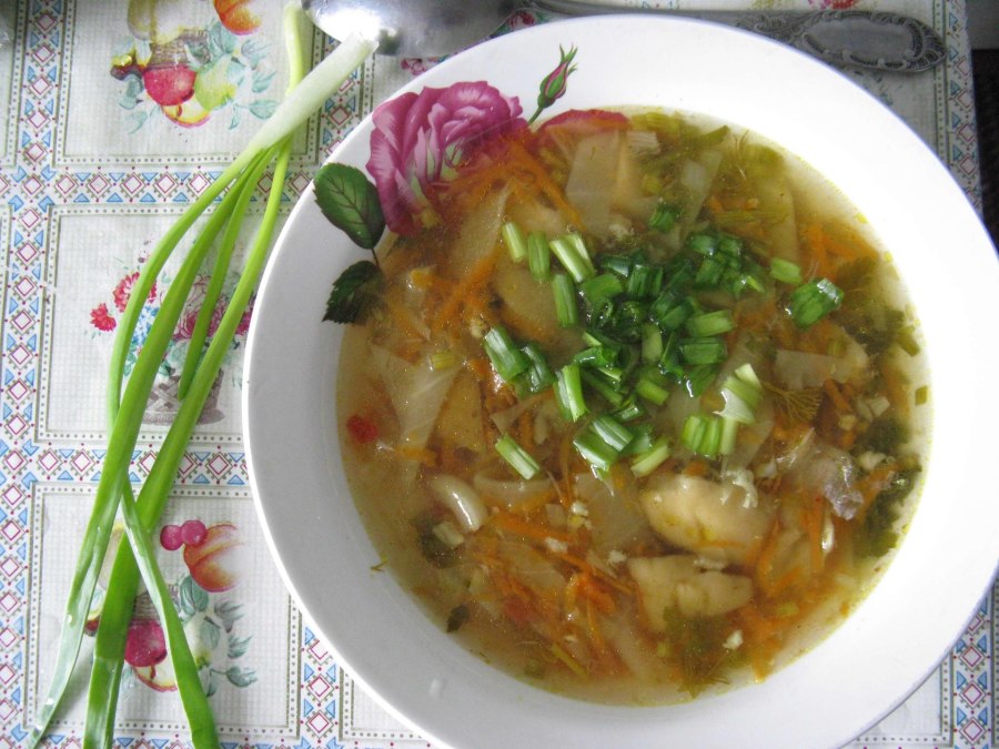 Рассольник с капустой в тарелке