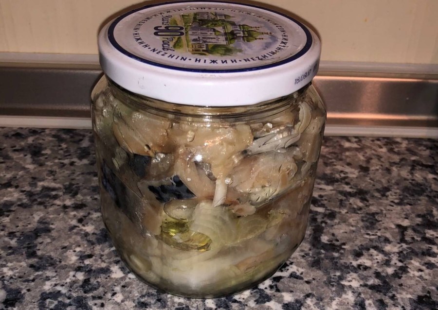 Скумбрия слабосоленая кусочками с лимоном и луком