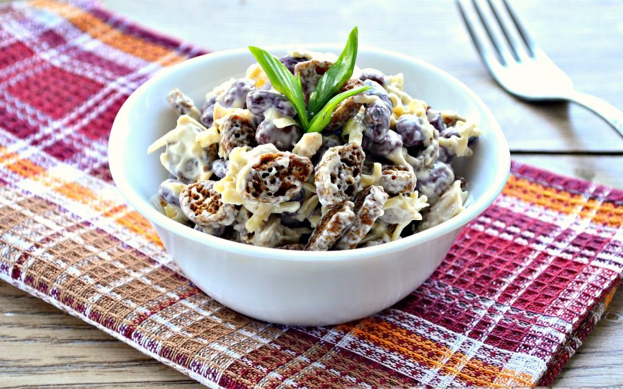 Салат с фасолью и курицей