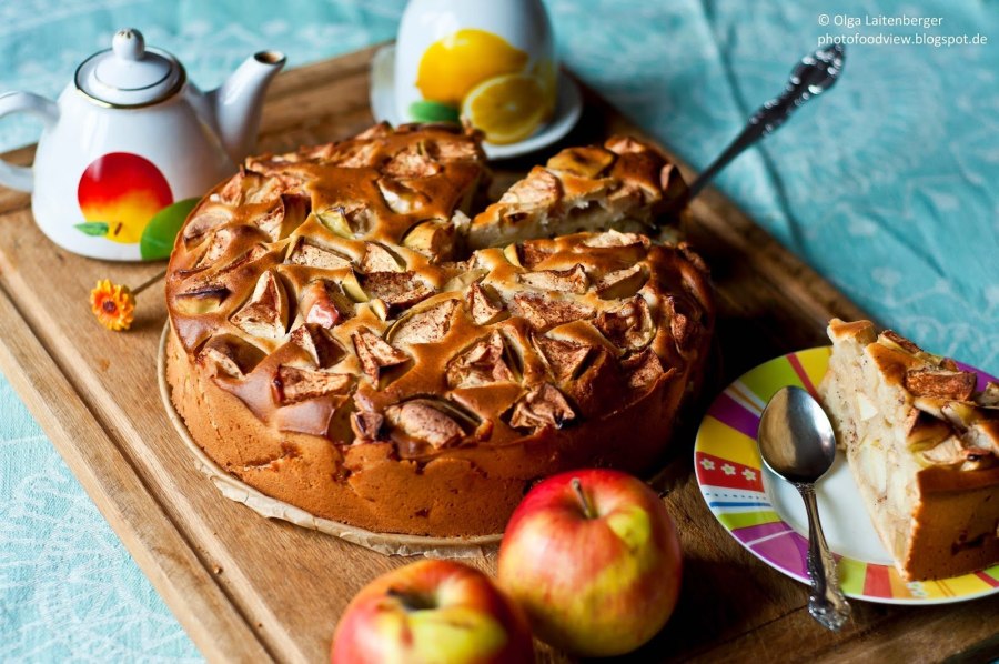 Выпечка шарлотка с яблоками