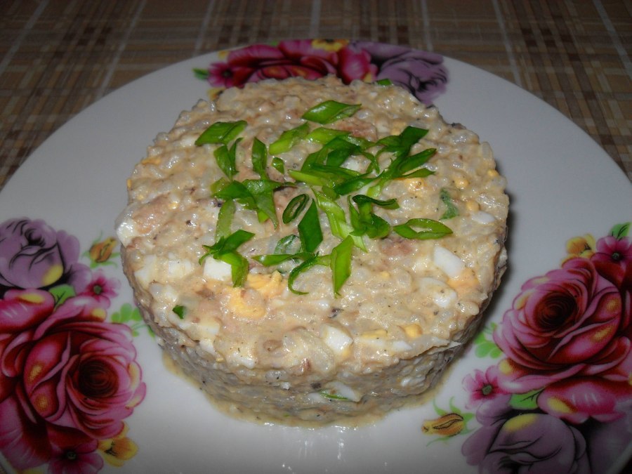 Салат с рисом и рыбными консервами