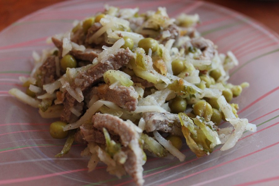 Салат с мясом и солеными огурцами