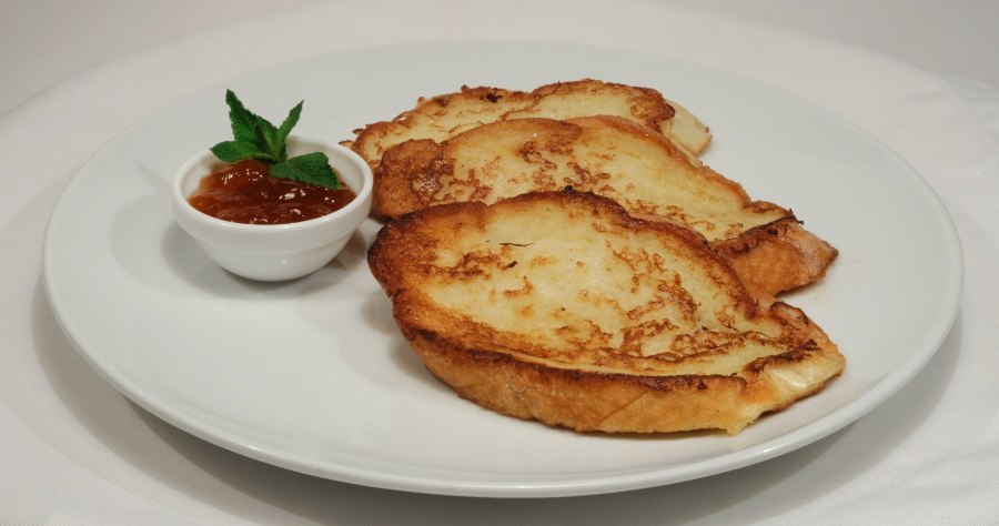 Гренки из белого хлеба с яйцом и молоком