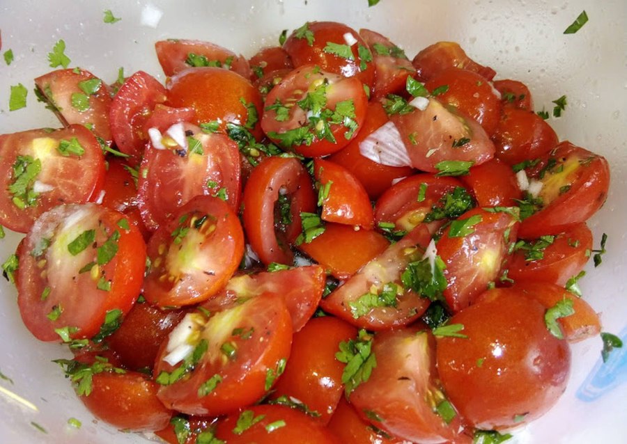 Помидор нарезанный кубиками