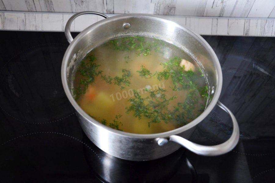 Рыбный бульон в кастрюле