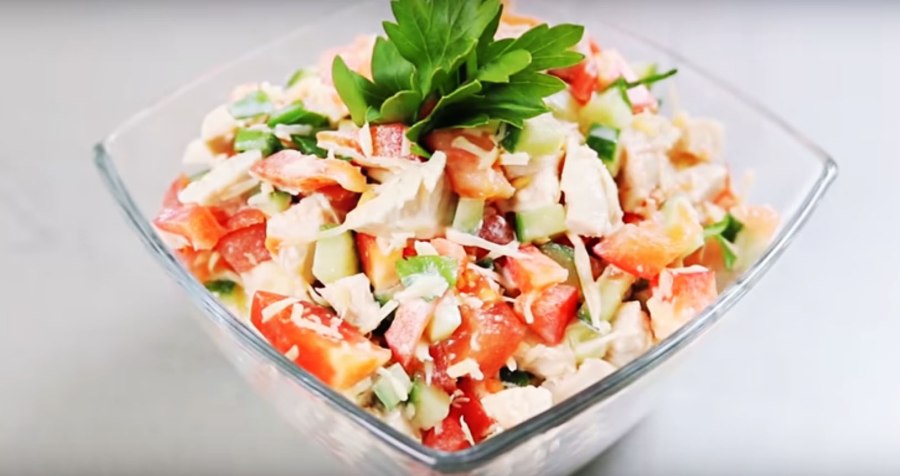 Салат с курицей помидорами и огурцами