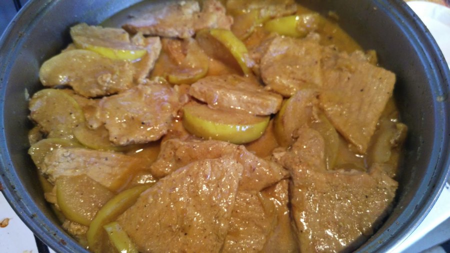 Тушеное мясо с яблоками