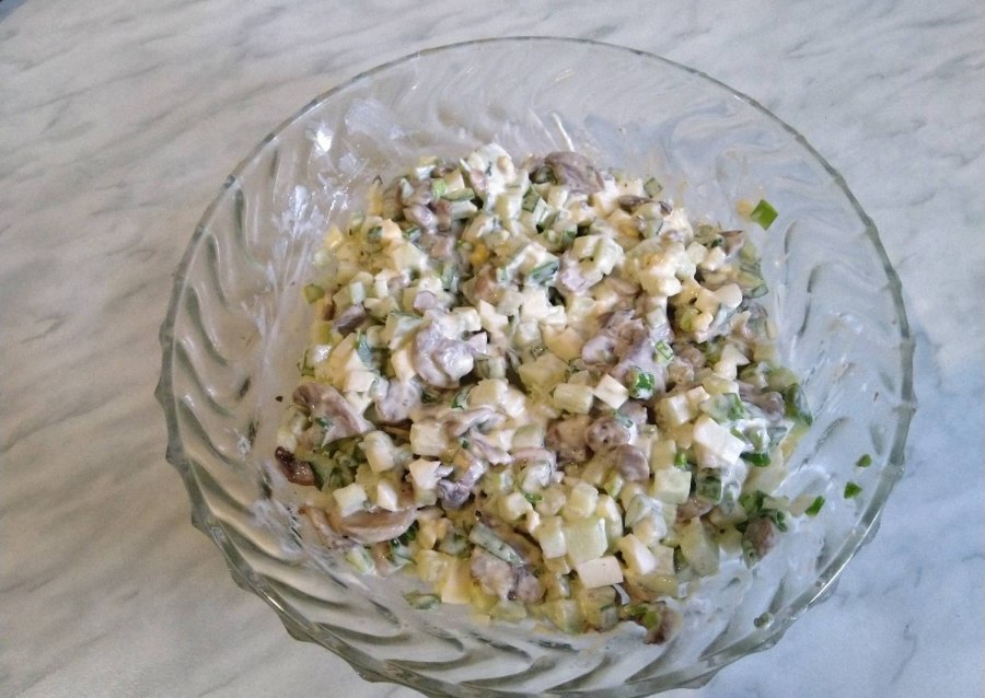 Салат с грибами и яйцом