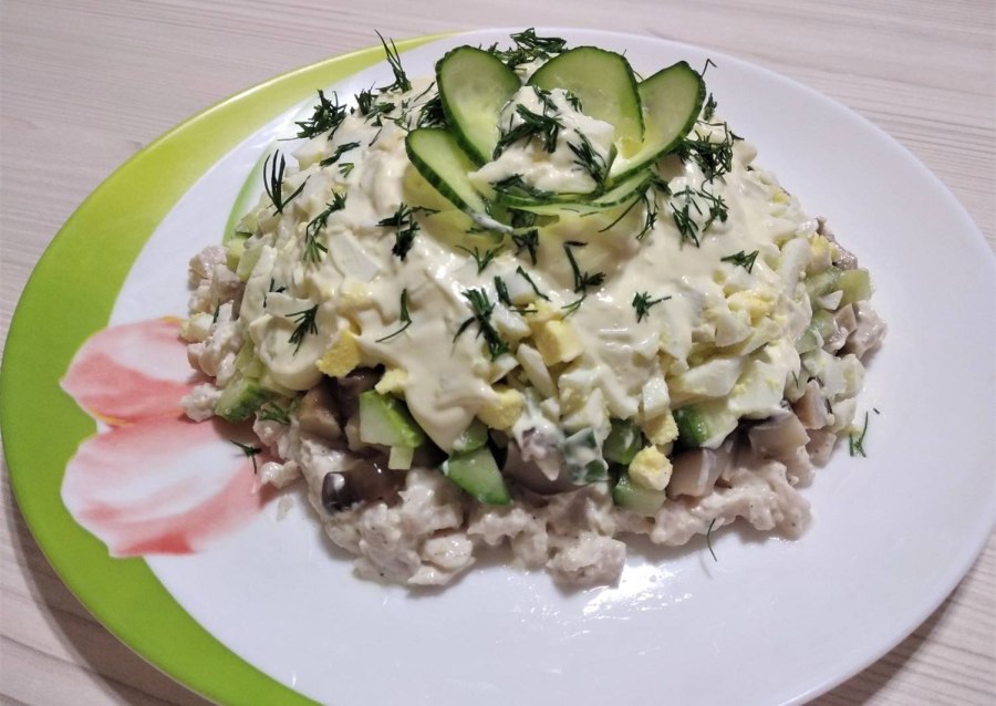 Салат курица с грибами и огурцами