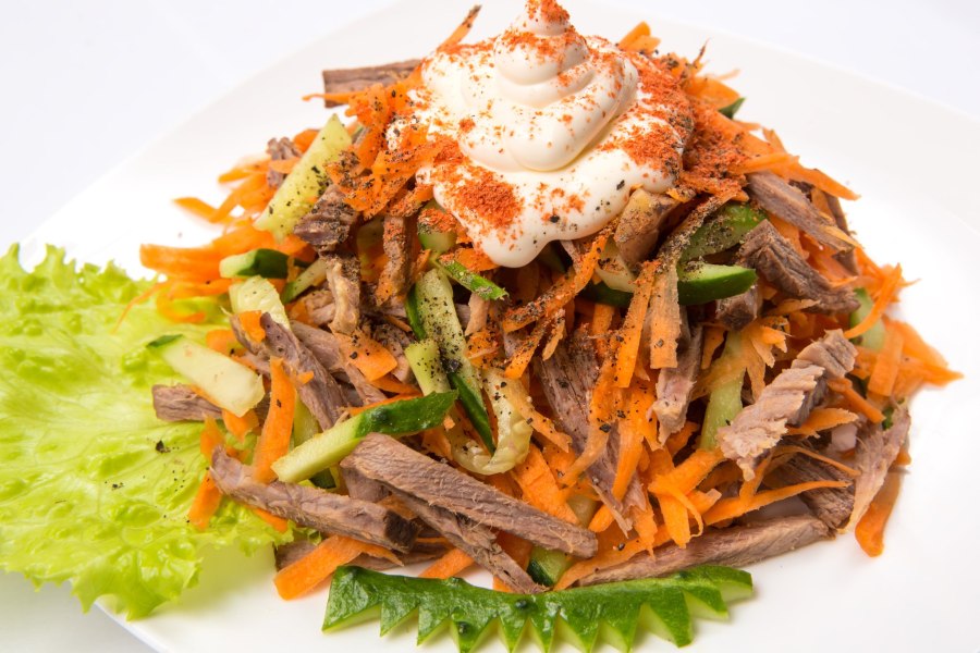 Салат с корейской морковью и курицей и грибами