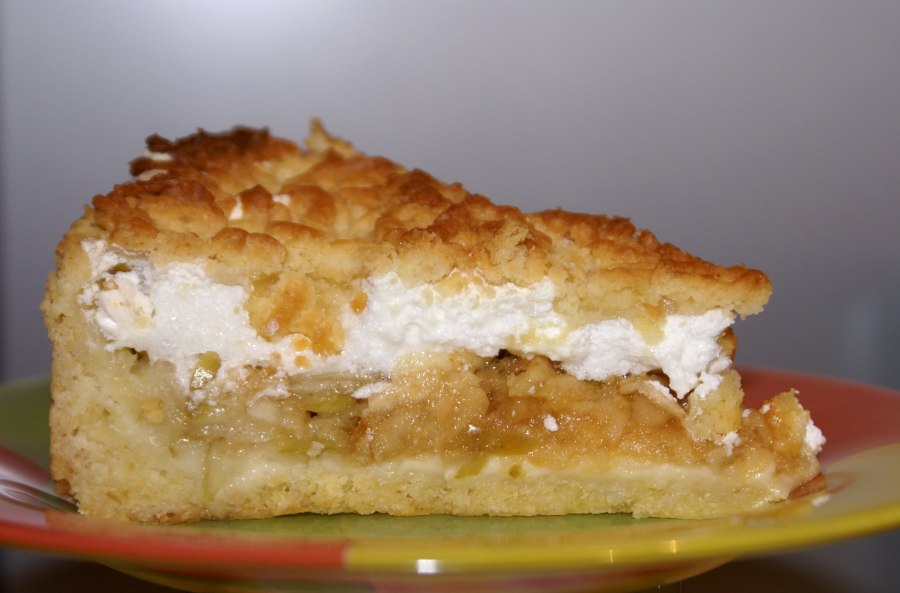Шарлотка со взбитыми сливками