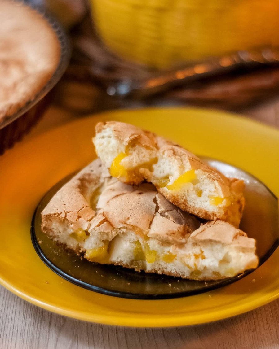 Шарлотка с ягодами