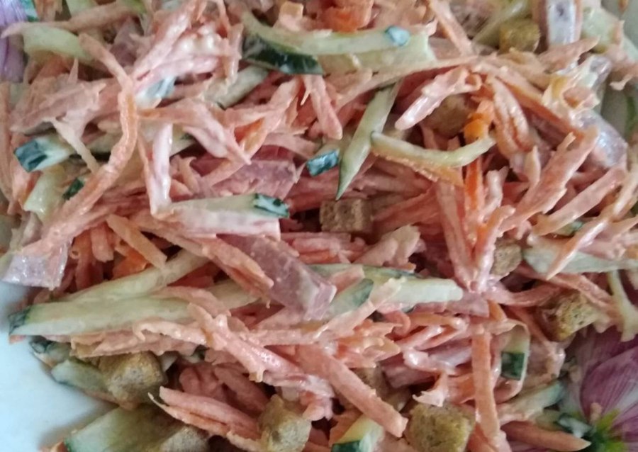 Салат с сухариками и копченой колбасой