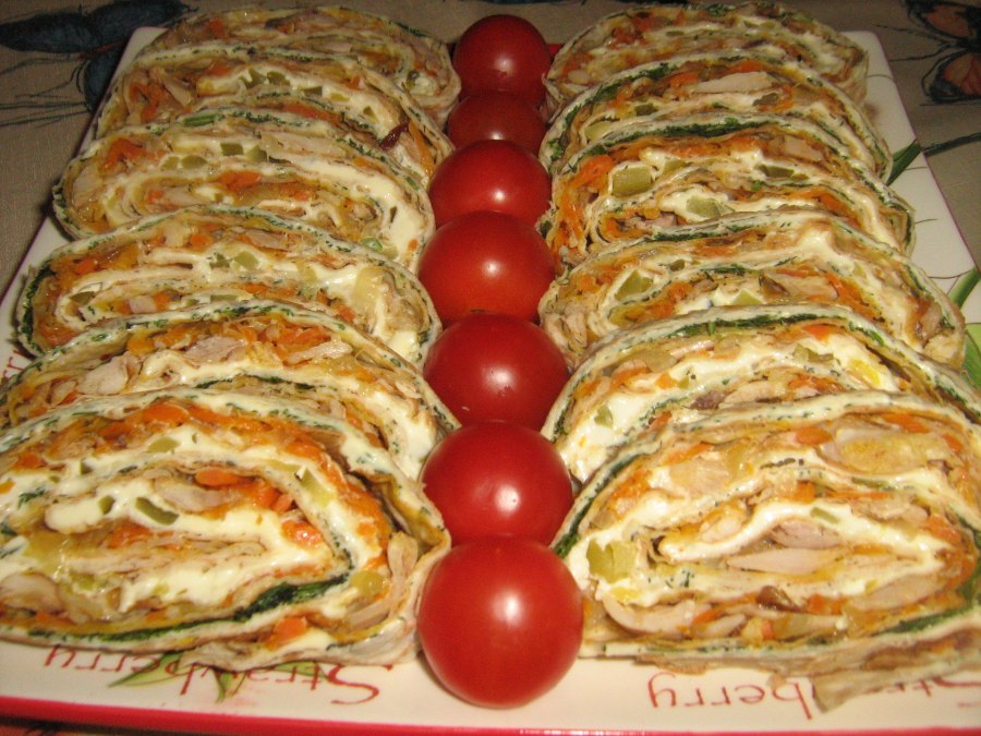 Рулет из лаваша с помидорами и сыром