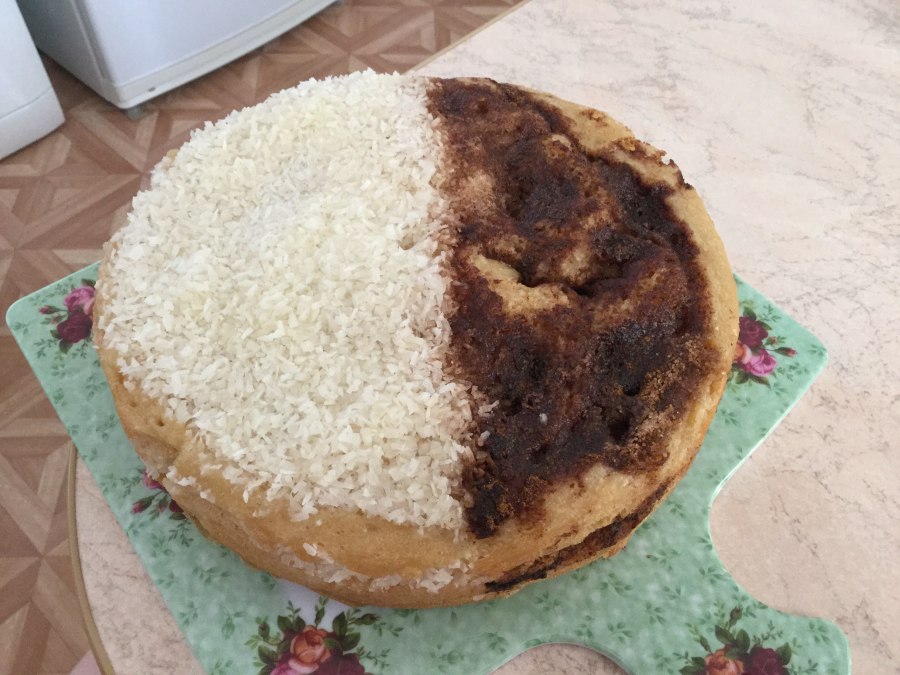 Кокосовый пирог на белом фоне