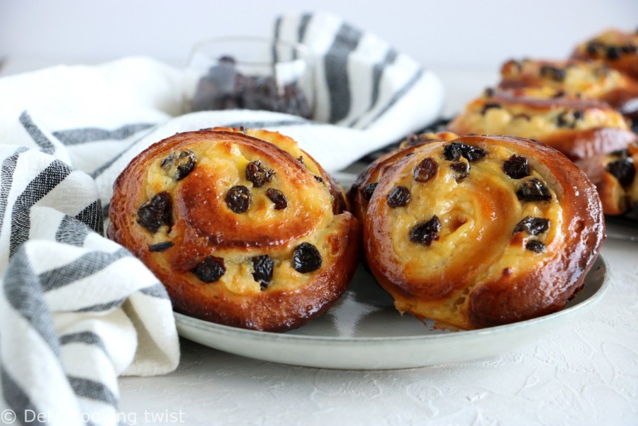 Булочки с изюмом