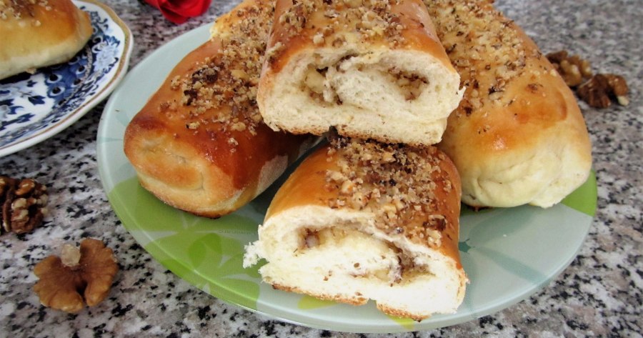 Белочка с орехом