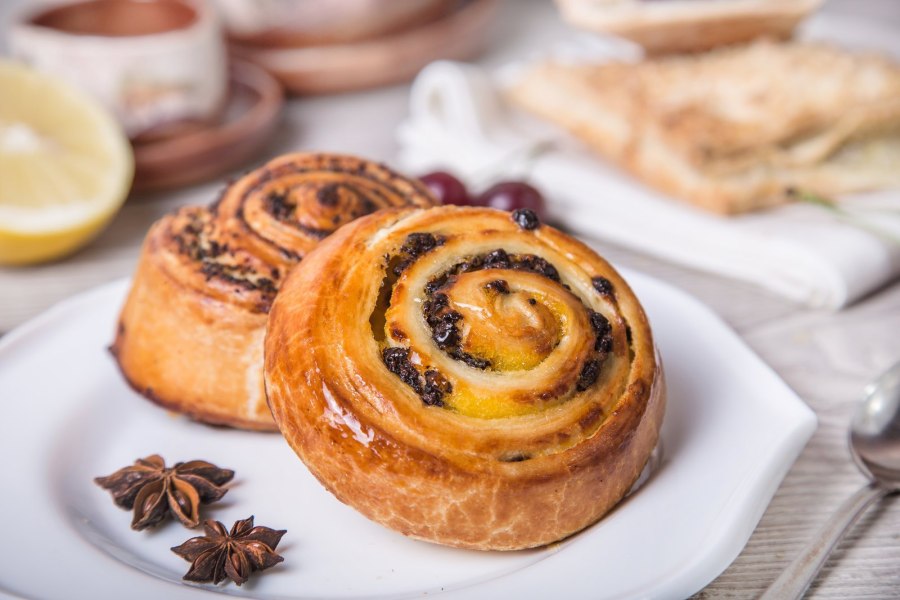 Улитка с кремом и изюмом