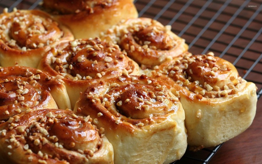 Белочка с орехом