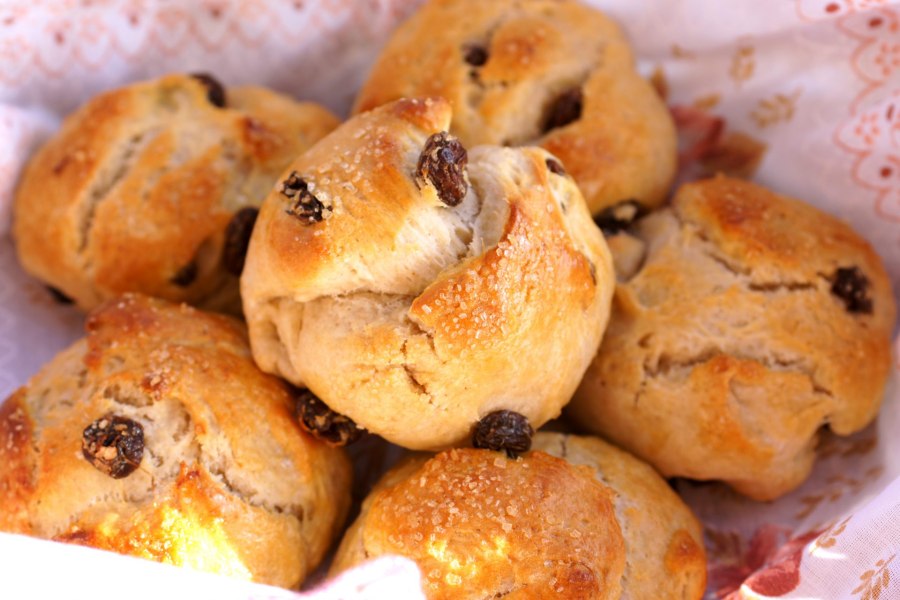 Булочки с изюмом