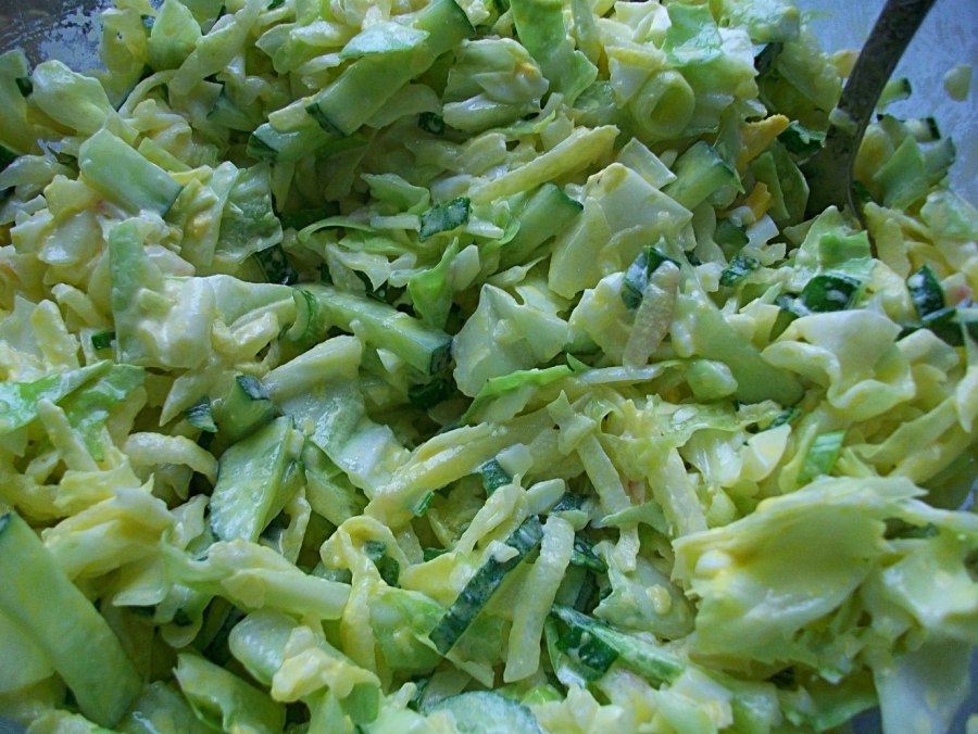 Салат с зелёной редькой и огурцом
