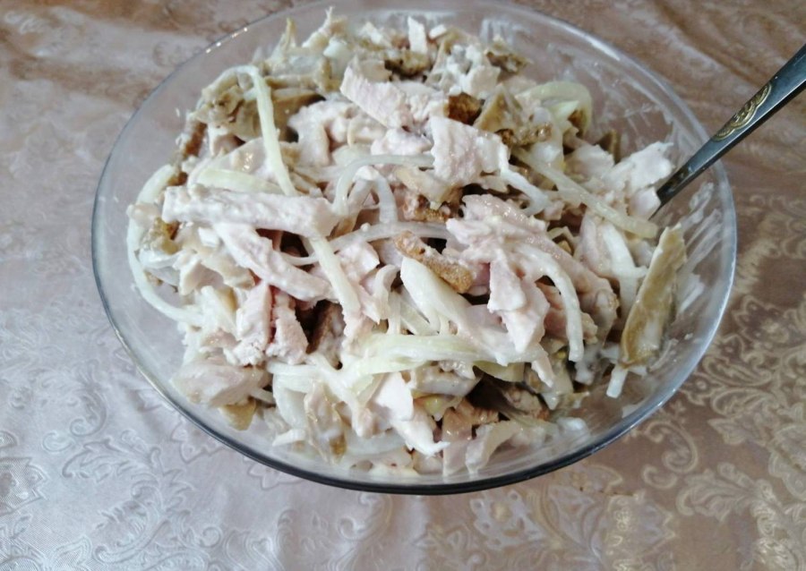 Салат с курицей и маринованным луком