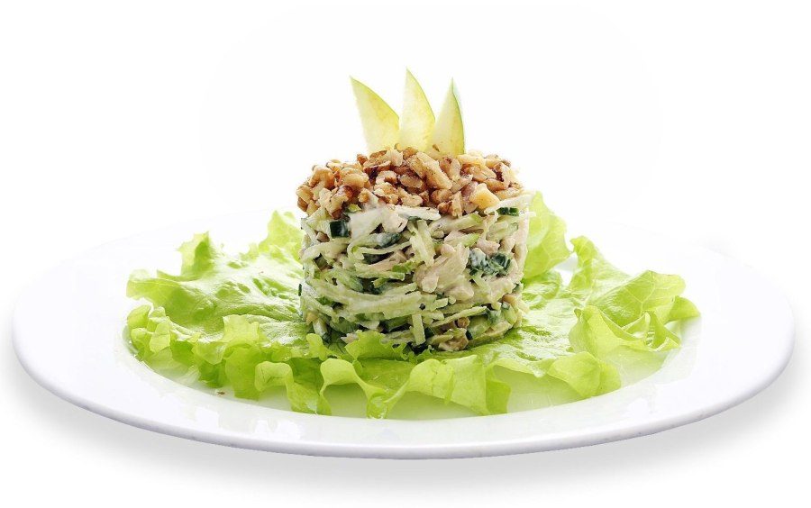 Салат каприз с курицей подача