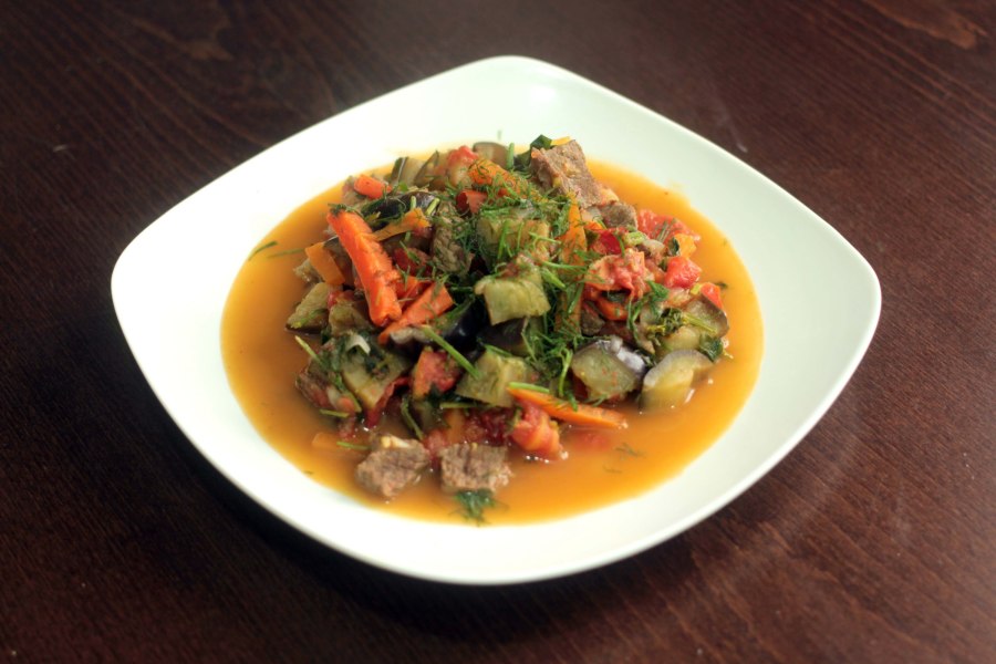 Баклажаны тушеные с мясом и овощами