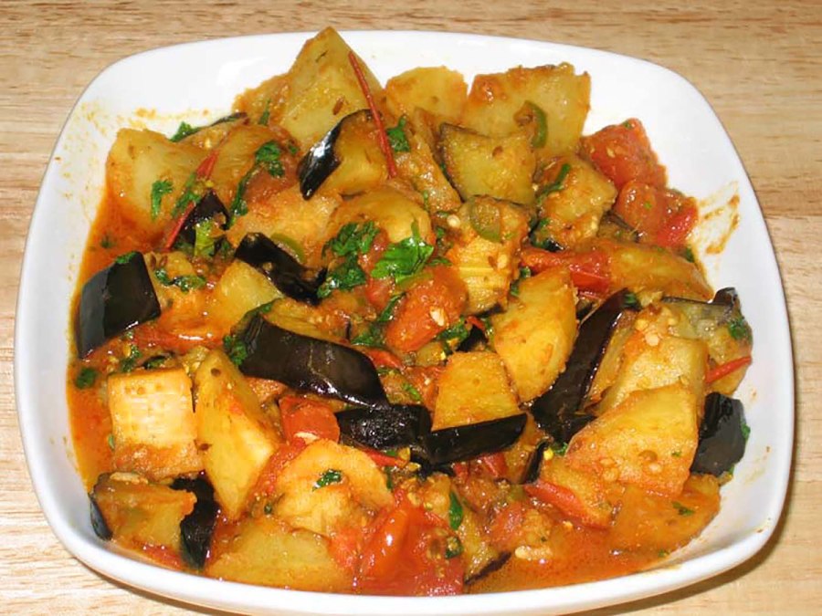 Баклажаны с картошкой и кабачком