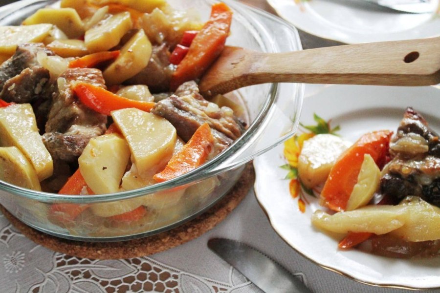 Мясо с овощами в духовке