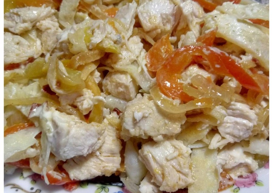 Салат с яичными блинчиками и ветчиной и кукурузой