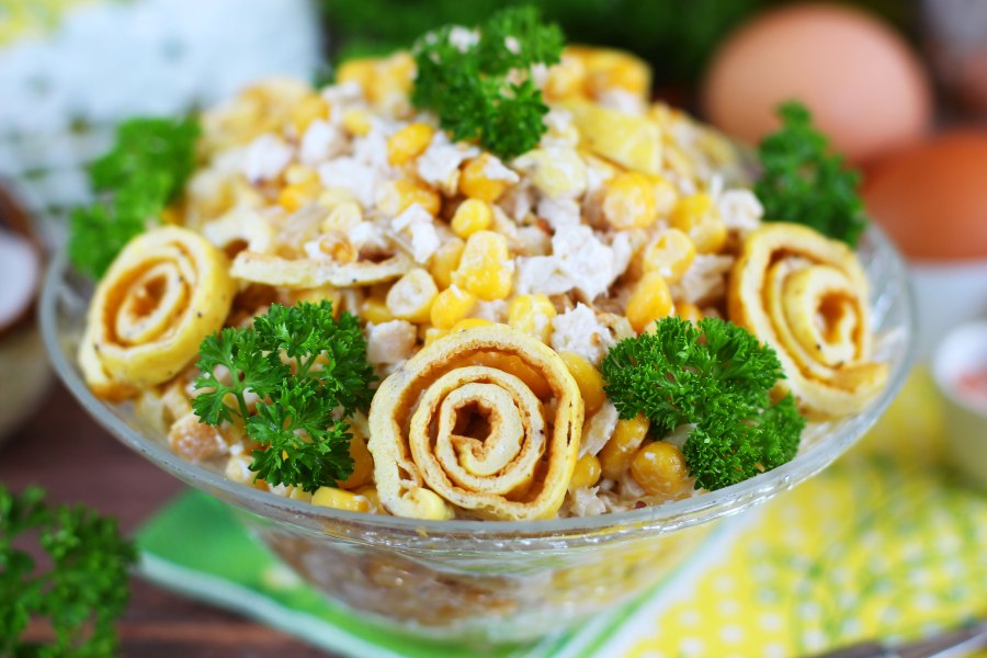 Салат с яичными блинчиками и копченой курицей