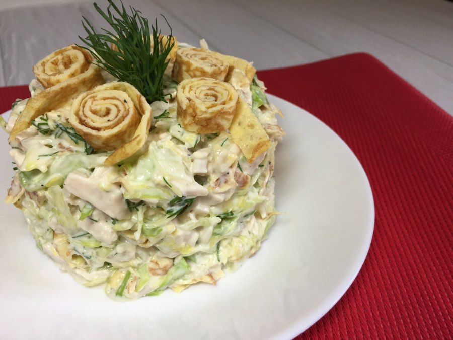 Салат с яичными блинами и колбасой