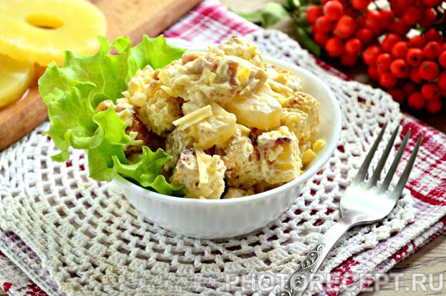Салат с омлетными блинчиками и курицей