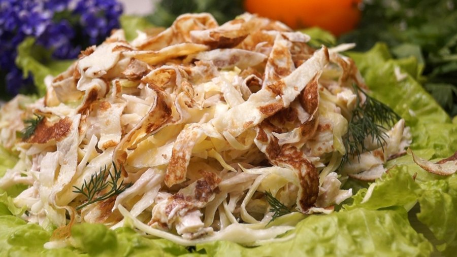 Салат с яичными блинчиками и курицей