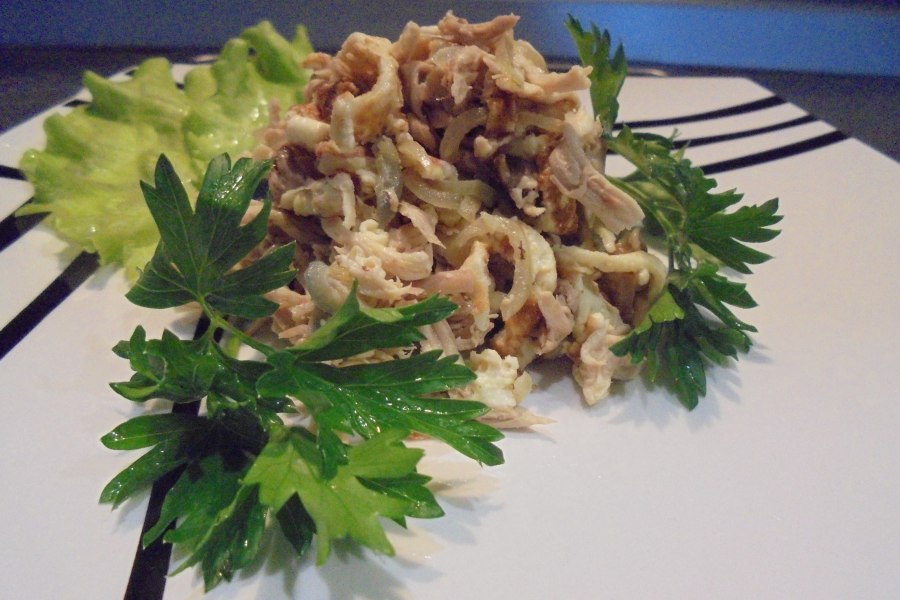 Салат с куриной грудкой и яичными блинчиками