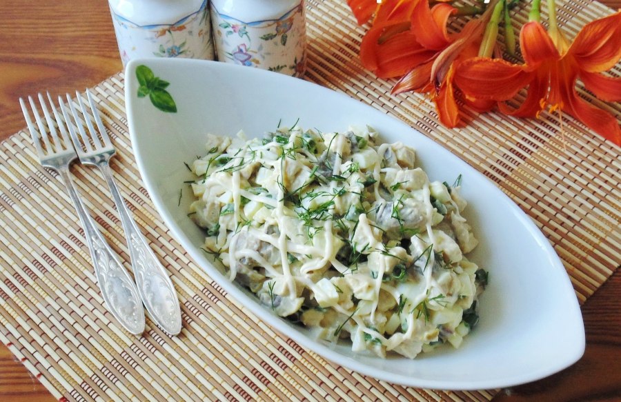 Салат с ананасом и курицей копченой и сыром