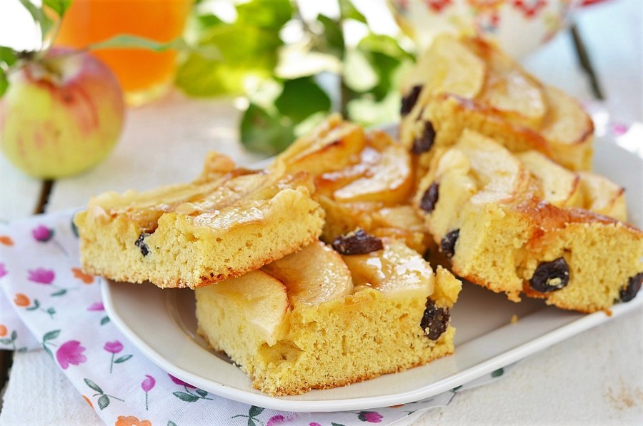 Пирог с яблоками и изюмом