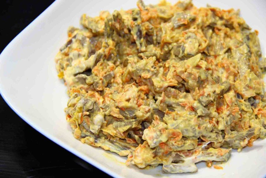 Салат с печенью трески и огурцом