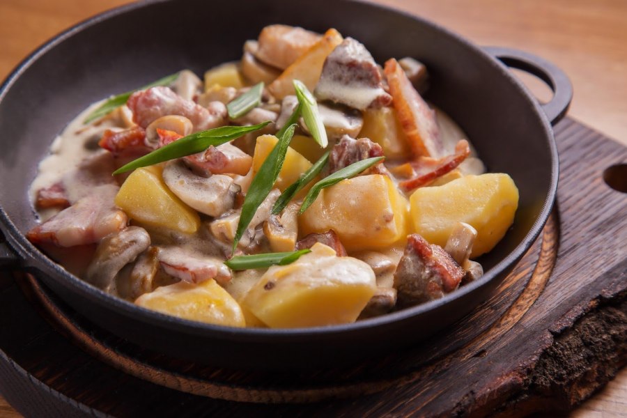 Скоблянка из свинины с картошкой и грибами
