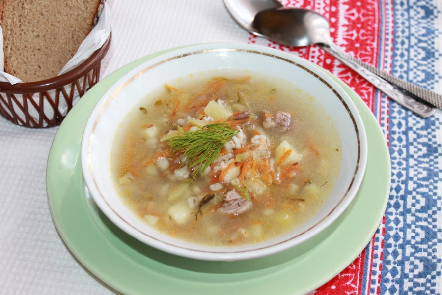 Рассольник с перловкой и солеными огурцами