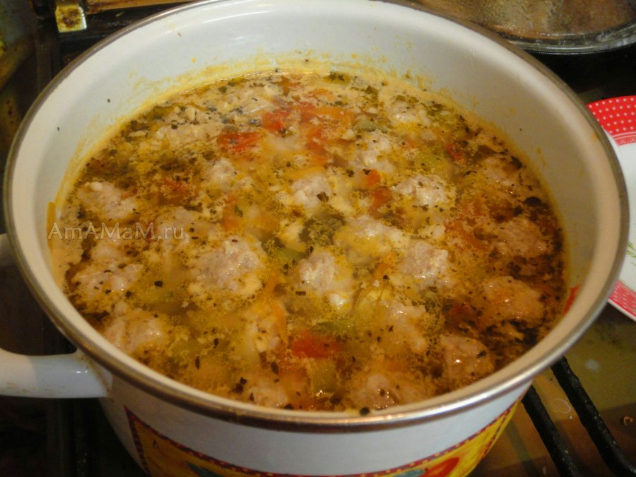 Рассольник в кастрюле