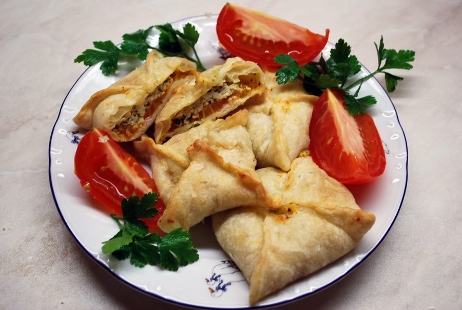 Слойки с сыром и помидорами