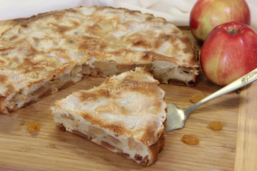 Пирог с яблоками и сметанной заливкой
