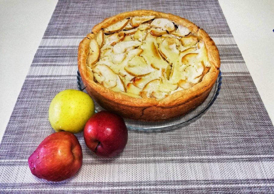 Шарлотка с творогом и яблоками