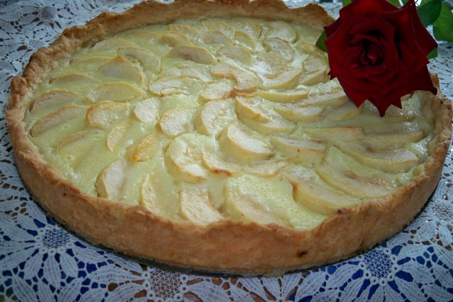 Заливной пирог с грушами и сметаной