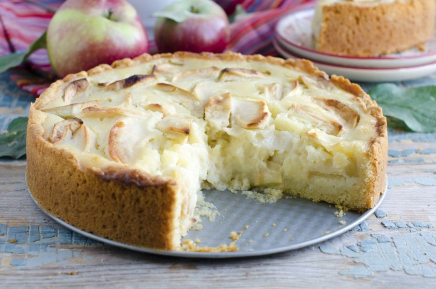 Украшение шарлотки яблоками