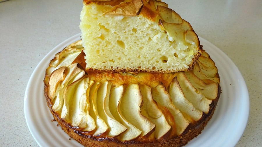 Пирог шарлотка с яблоками